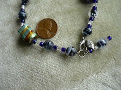 VERY NICE ARTISAN ART GLASS BEADED BRACELET, SHADES OF BLUE & GREEN/ 8 1/2″