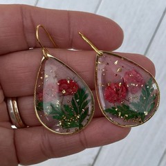 Min Favorit Pressed Red Flowers In Epoxy Pendant & Gold Artisan Drop Earrings