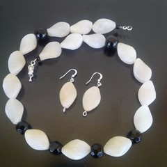 YELLOW AVENTURINE AND BLACK ONYX NECKLACE AND EARRINGS SET