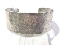 WOMAN’S SIMPLE ARTISAN HANDCRAFTED HAMMERED SILVER TONE CUFF BRACELET