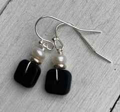 Min Favorit Opaque Black Square Sea Glass, White Shell Pearl & Silver Earrings