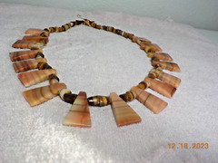 BANDED AGATE ?? TRAPEZOID AND CONE SHAPED STONE BEADED NECKLACE ON WIRE 20.5″