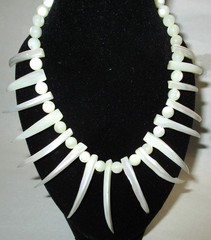 VINTAGE MOTHER OF PEARL BIB BEAD NECKLACE W/ CARVED MOP «TOOTH» SPIKES, BOHEMIAN