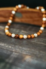 Olive wooden necklace – white pearls