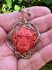 VINTAGE 14K YELLOW GOLD GENUINE CARVED CORAL & GREEN EMERALDS LION PENDANT ITALY