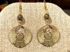 HANDCRAFT VTG.EGYPTIAN REVIVAL GOLDEN-WINGED SCARAB EARRINGS AURORA CRYSTAL-NEW