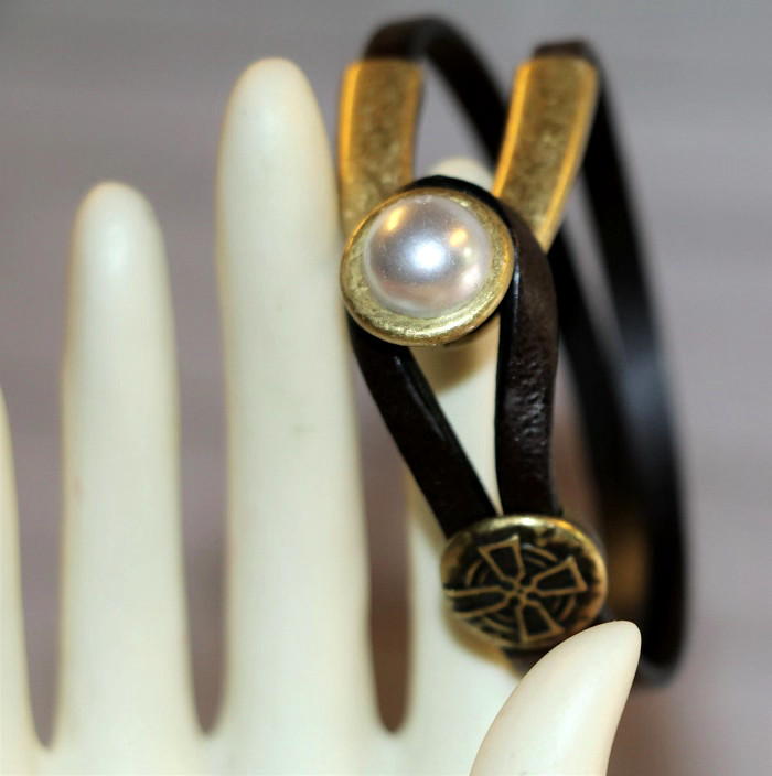 Chocolate Brown Leather/5mm/Pearl Double Strand Closure/Celtic Slider (brac11)
