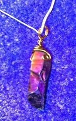 VINTAGE ANGEL AURORA AGATE PURPLE BLU STONE AMULET NECKLACE MADE IN THE USA✨OOAK