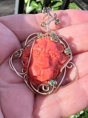 VINTAGE 14K YELLOW GOLD GENUINE CARVED CORAL & GREEN EMERALDS LION PENDANT ITALY