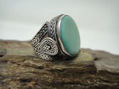 Southwestern Style Ring Green-Blue Stone Ornate Silver Tone Band 7.5