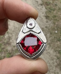 Ruby Facet Medallion, Vintage Ancient Look, 3 sm Pigeon Blood Ruby facets