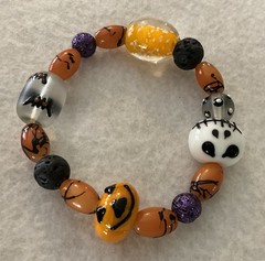 Halloween Ghouls/Jack-O-Lantern, Bats, Skeleton/LampWork Glass Beaded Bracelet
