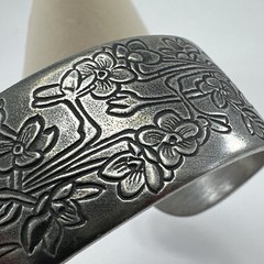 SALISBURY Fine Metal Artisans Pewter Bracelet – December Flower of the month