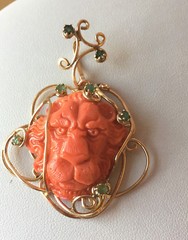 VINTAGE 14K YELLOW GOLD GENUINE CARVED CORAL & GREEN EMERALDS LION PENDANT ITALY