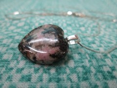 Agate PUFFY HEART Pendant 24″ 18K White Gold Plated Cobra Chain – / Y