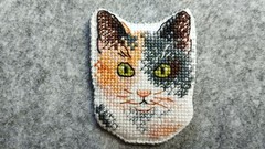 Handmade cross-stitch brooch, «tricolor cat»