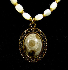 Petoskey Pendant MOP Beads / SET / Miyuki gold glass / 21″ long