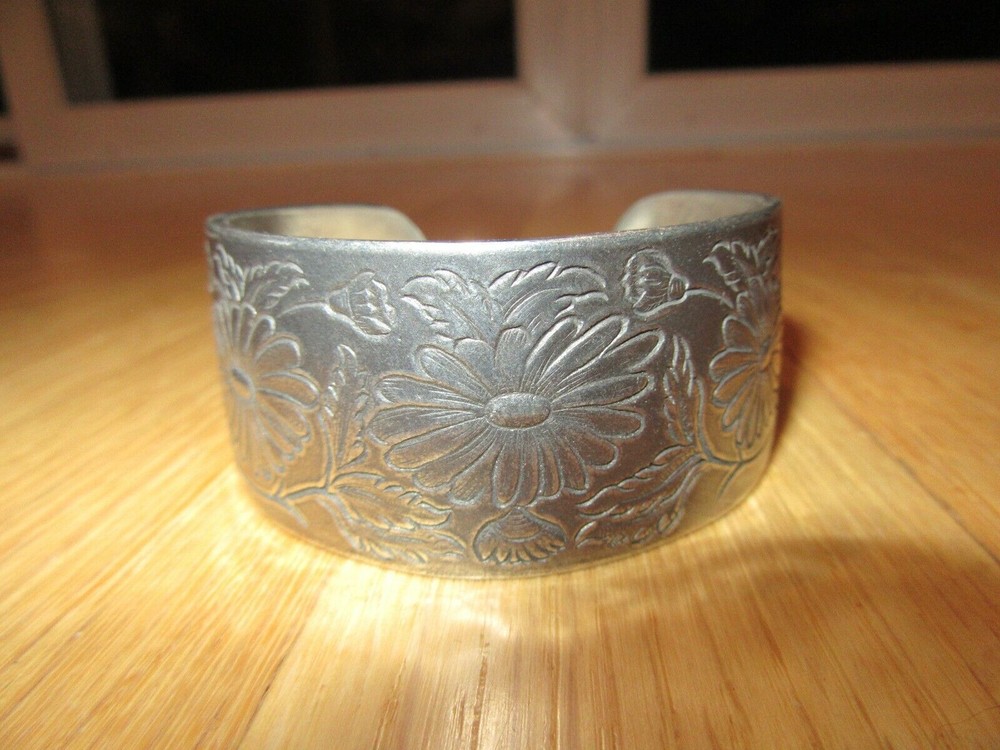 22Q/SALISBURY PEWTER CUFF/BANGLE/FLOWERS/SEPTEMBER!