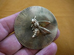 (b-bee-212) Flying bee hornet bug insect round brass pin pendant Go hornets