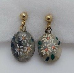 Vtg Mined Stone Hand Painted Daisy Flower Gold Tone Dangle Clip On Earrings .5″