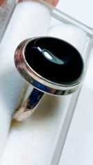 CHARMING STERLING SILVER .925 RING WITH BLACK ONYX IN SIZE 6.0-6.25
