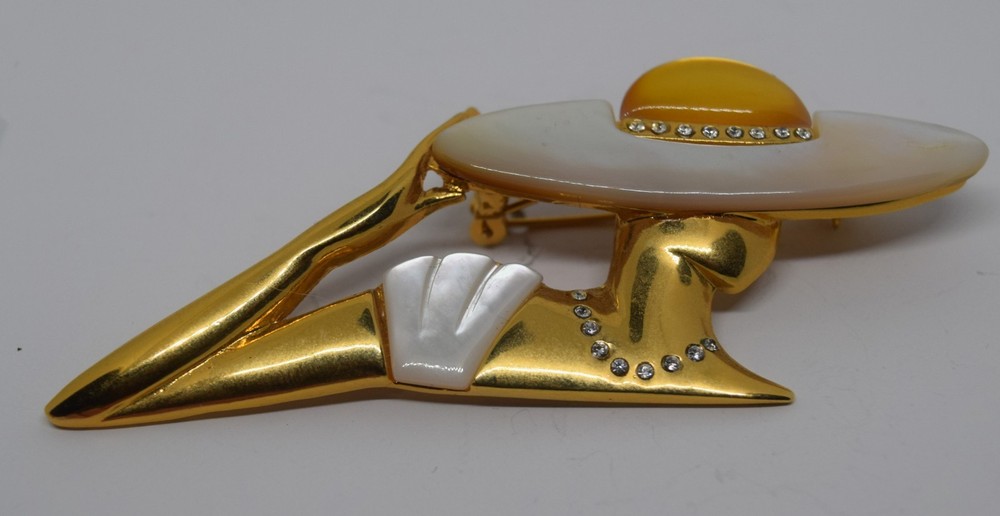 ART DECO STYLE LUCITE GLAMOUR AGE WOMAN IN HAT BROOCH PIN LARGE 3.5″