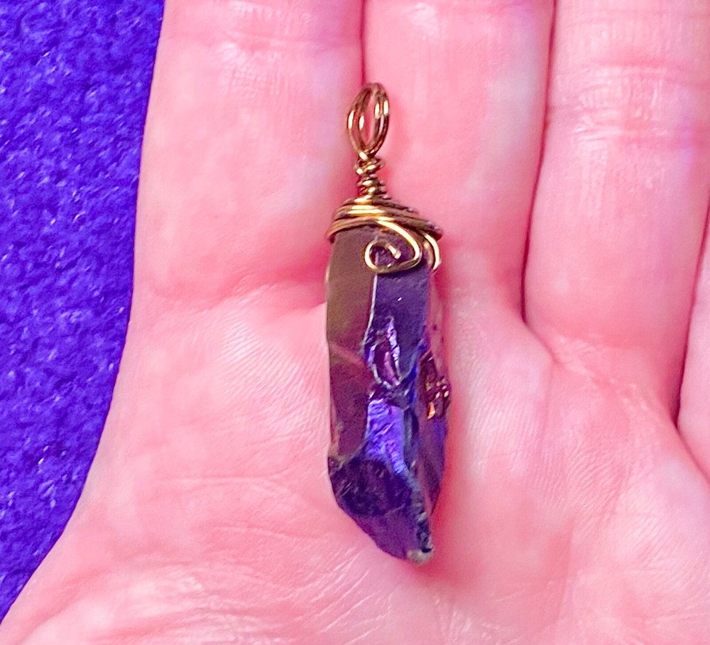 VINTAGE ANGEL AURORA AGATE PURPLE BLU STONE AMULET NECKLACE MADE IN THE USA✨OOAK