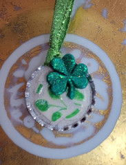 Mosaic Handcrafted Bottle Cap 1 1/4″ Green Leaves Circle Pendant-Leaf Clover