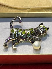 Vintage Multicolor Sterling Silver «Plique-A-Jour» Cat Pats Ball (Pearl) Brooch
