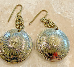 20mm SOL ARGENTINA 1 PESO SUN FACE COIN DOME DANGLE EARRINGS GOLD/BRASS-TONE