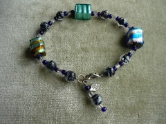 VERY NICE ARTISAN ART GLASS BEADED BRACELET, SHADES OF BLUE & GREEN/ 8 1/2″