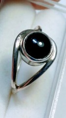 LOVELY STERLING SILVER .925 RING WITH BLACK ONYX IN SIZE 6.5-6.75