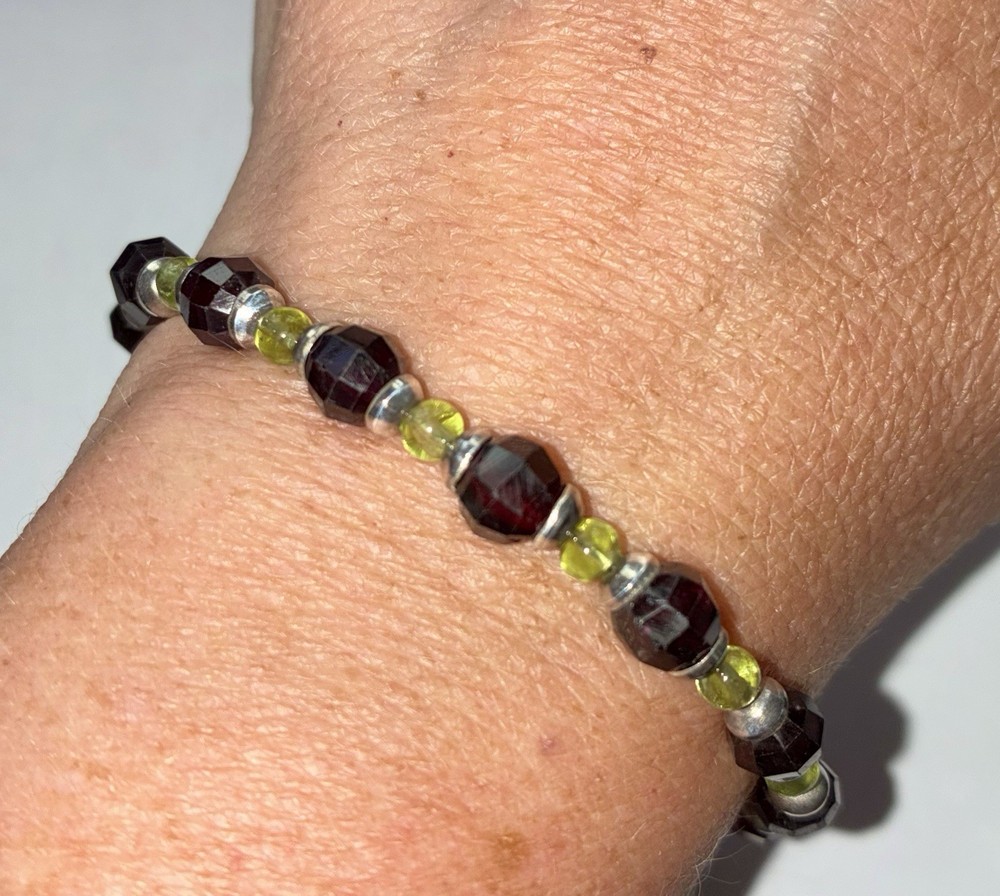 Handmade Faceted Garnet Peridot And 925 Sterling Silver Cap Bead Bracelet 7.5”