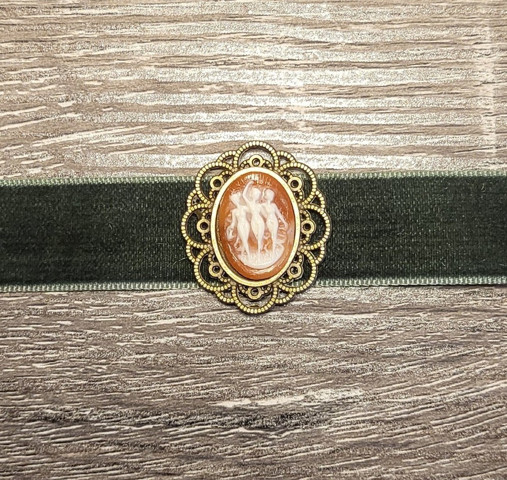 VELVET MUSE Three Graces Cameo Choker – Green
