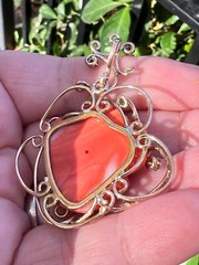 VINTAGE 14K YELLOW GOLD GENUINE CARVED CORAL & GREEN EMERALDS LION PENDANT ITALY