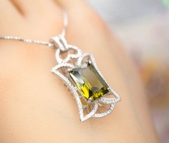 9 CT Large Peridot Necklace – Gemstone Royal Flower Pendant – 18kgp @ Sterling
