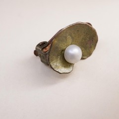 Vintage gold tone handmade SINGLE EARRING!, 925 lotus leaf clip on with pearl