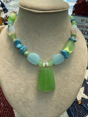 16” SUMMER SHADES OF GREEN &BLUE GLASS W/PENDANT NECKLACE -COSTUME JEWELRY