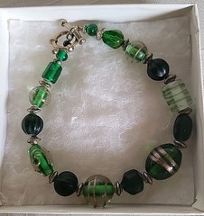 New Green Artisan Glass Bead Bracelet gold color toggle clasp 8.5 Inch Length