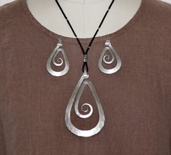 ANTIJOYAS Handmade ART-2-WEAR Hammered Aluminum TCHAI EARRINGS Pear Shape GAP44