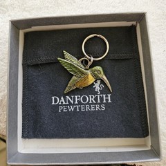 BEAUTIFUL DANFORTH PEWTER (c) 1996 ENAMEL HUMMINGBIRD PENDANT! 1 7/8″ MINTY New