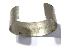 WOMAN’S SIMPLE ARTISAN HANDCRAFTED HAMMERED SILVER TONE CUFF BRACELET