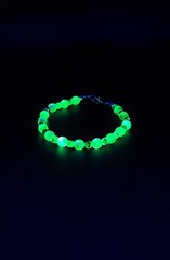 Uranium Czech swirled and green glass bead 10″ stretch bracelet. Great Glow!