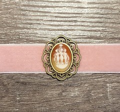 VELVET MUSE Three Graces Cameo Choker – Pink