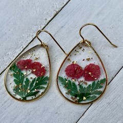 Min Favorit Pressed Red Flowers In Epoxy Pendant & Gold Artisan Drop Earrings