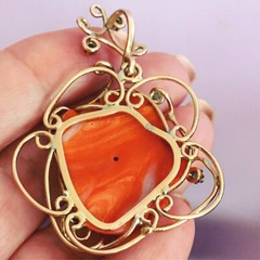 VINTAGE 14K YELLOW GOLD GENUINE CARVED CORAL & GREEN EMERALDS LION PENDANT ITALY