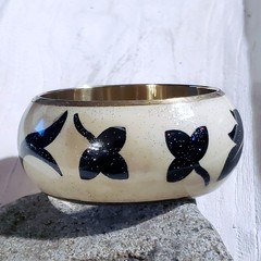 Artsy India Enamel Black Cream Lotus Flower Mindfulness Zen Bangle Bracelet