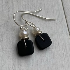 Min Favorit Opaque Black Square Sea Glass, White Shell Pearl & Silver Earrings