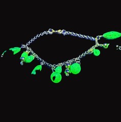 Uranium glass bead blue and green gold washed dangle 8″ bracelet on Rolo chain