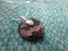 Agate PUFFY HEART Pendant 24″ 18K White Gold Plated Cobra Chain – / Y